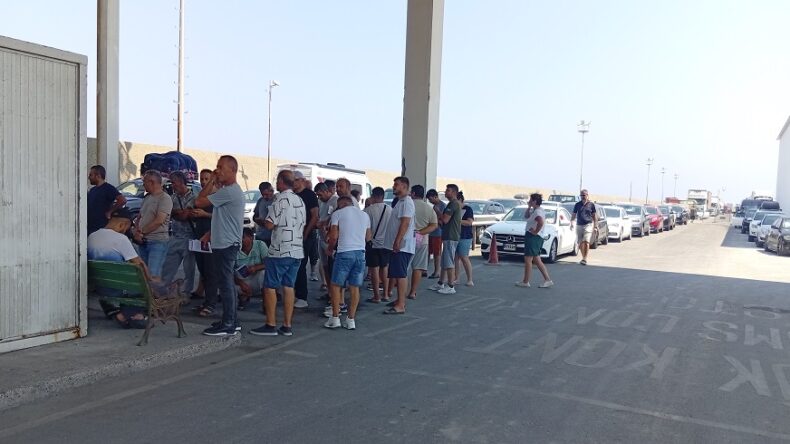 Gümrük Çalışanları Sendikası, Girne Turizm Limanı’nda iki saatlik uyarı grevi yaptı