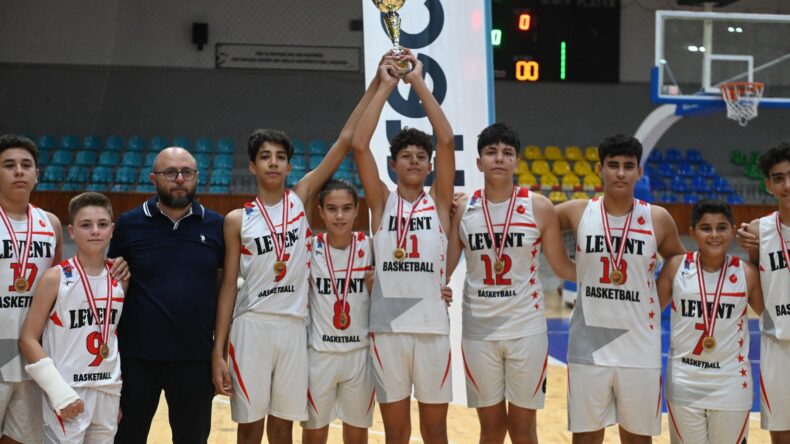 TTEC U 14 Erkekler Ligi. Rakibi sahaya çıkmayınca Levent, kupayı müzesine götürdü