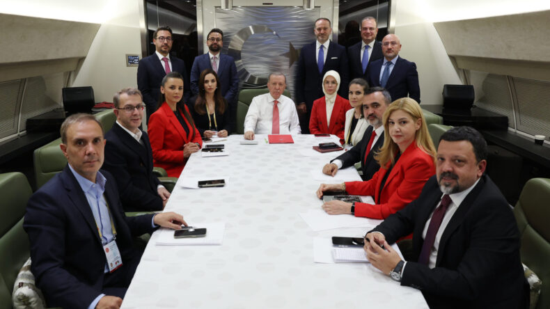 Türkiye Cumhurbaşkanı Erdoğan, Azerbaycan dönüşü gazetecilerin sorularını yanıtladı…