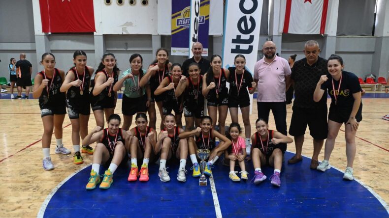 U 14 kızlarda Levent şampiyon