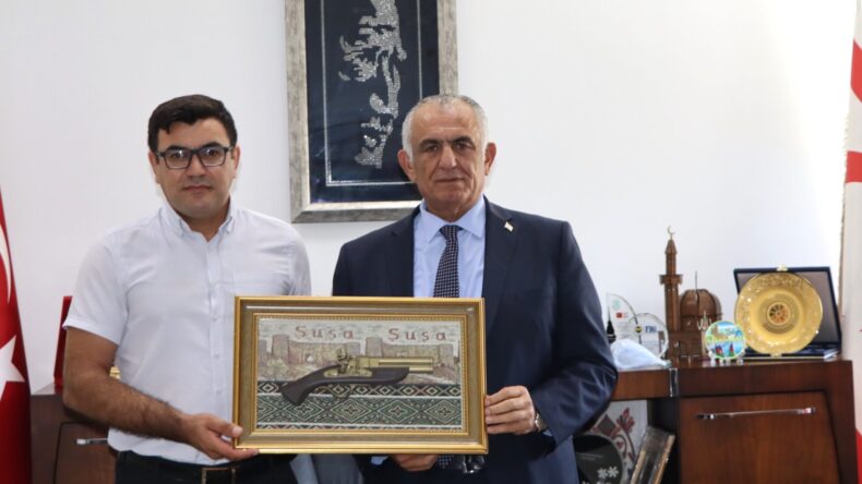 Bakan Çavuşoğlu, Kıbrıs -Azerbaycan Diaspora Merkezi Yönetim Kurulu Başkanı Dinyev’i kabul etti