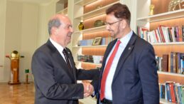 Cumhurbaşkanı Ersin Tatar, İngiltere Milletvekili Afzal Khan’ı kabul etti
