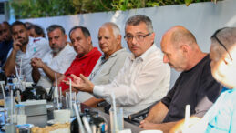 Erhürman, Gazimağusa’da esnafla buluştu
