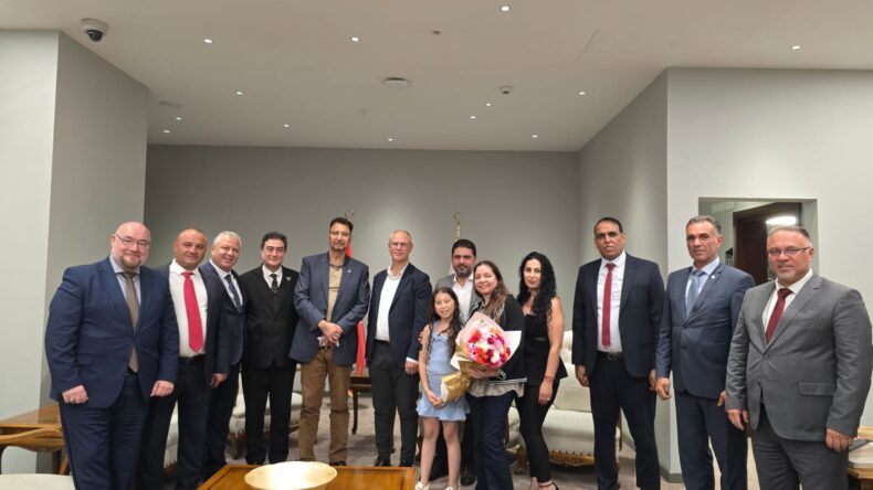 İngiltere milletvekili Afzal Khan, Ercan Havalimanı’ndan ülkeye geldi