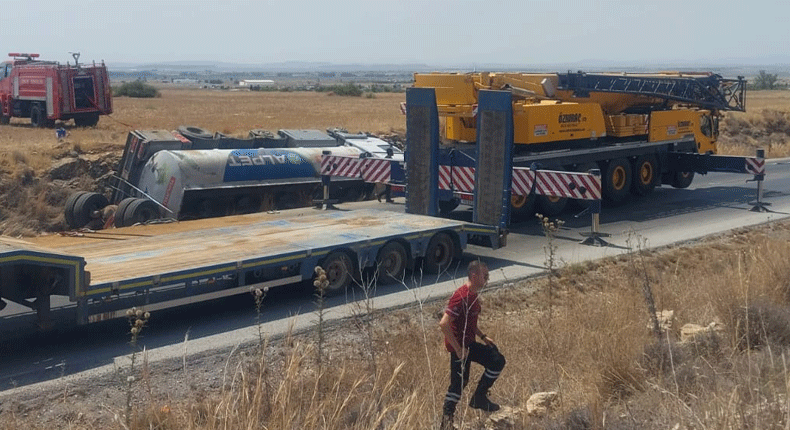 İskele-Ercan ana yolunda akaryakıt yüklü tanker devrildi