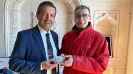 Aziz Sancar’a yeni kimlik kartı takdim edildi!