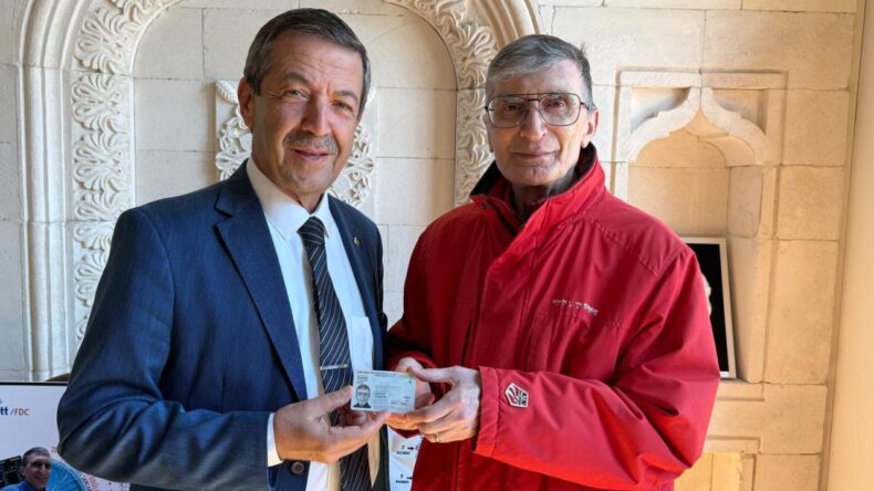 Aziz Sancar’a yeni kimlik kartı takdim edildi!