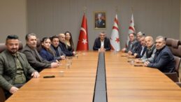 Erhürman, Özgür İş İnsanları Derneği’nden bir heyetle görüştü