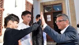 Erhürman’dan Dipkarpaz Rum Ortaokulu ve Dipkarpaz Recep Tayyip Erdoğan Ortaokulu’nu ziyaret