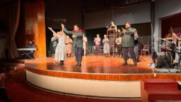 “Kafkas Tebeşir Dairesi” oyunu dün akşam yine seyircinin büyük beğenisini topladı