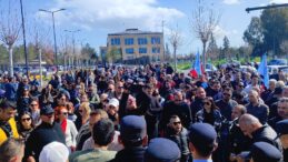 Sendikalar, fiber optik protokolüne karşı Meclis önünde eylemde